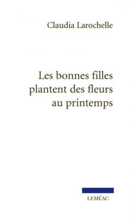 Les bonnes filles plantent des fleurs au printemps Les bonnes filles plantent des fleurs au printemps