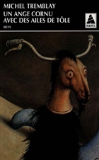 Un ange cornu avec des ailes de tôle Un ange cornu avec des ailes de tôle